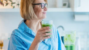 Łyżeczka moringi do koktajlu to dziś jeden z najpopularniejszych sposobów na naturalne wsparcie metabolizmu