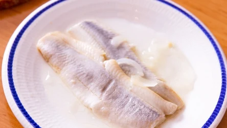 Śledzie postne w śmietanie świetnie najlepiej z ziemniakami, sałatką lub chlebem