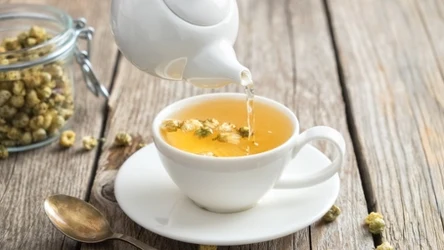 Napar z rumianku wlewany do filiżanki