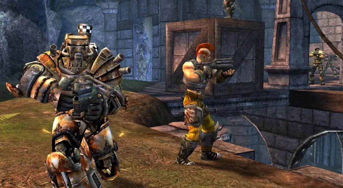 Unreal Tournament 2004 Ubrani w futurystyczne zbroje wojownicy uzbrojeni w broń palną poruszają się po ruinach budowli o industrialnym charakterze, na pierwszy plan wysuwa się masywna postać w pancerzu, w tle widoczni są inni wojownicy przygotowujący się do walki.