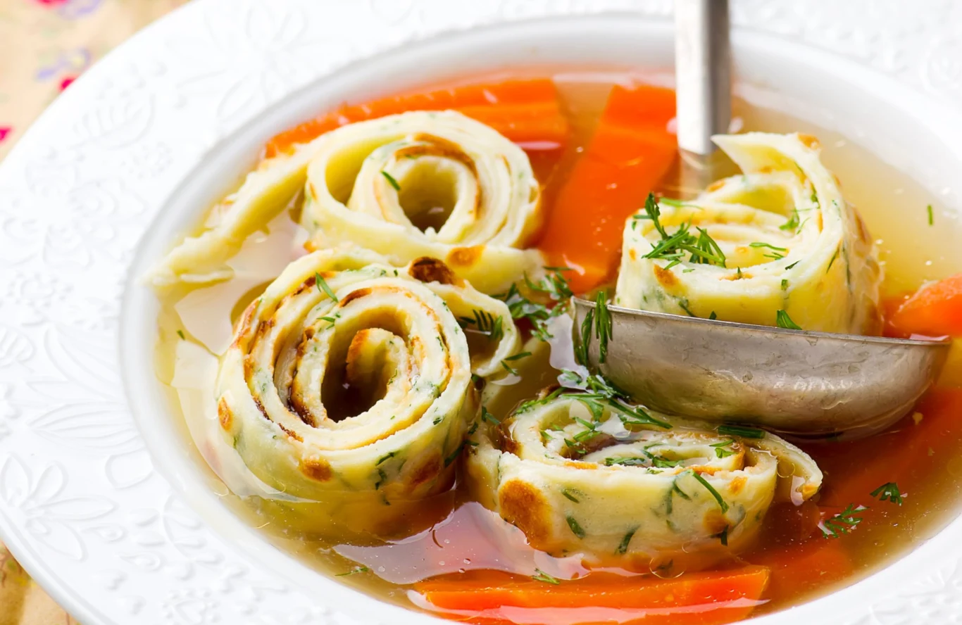 Austriacki rosół z makaronem naleśnikowym to pyszny pomysł na obiad Austriacki rosół z makaronem naleśnikowym to pyszny pomysł na obiad