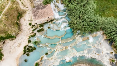 Terme di Saturnia we Włoszech to miejsce, które przyciąga tłumy turystów. Polscy seniorzy również je uwielbiają