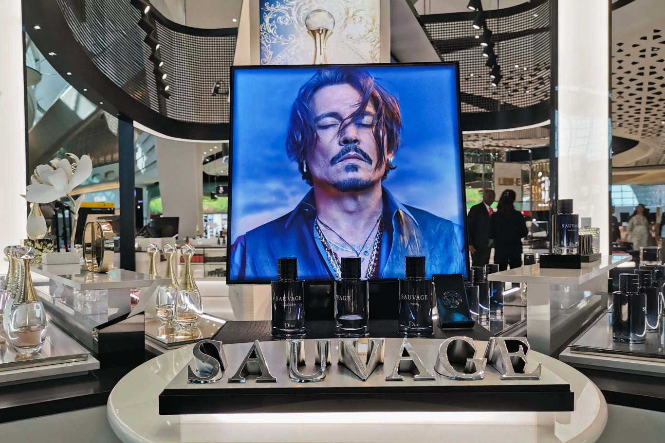 To jeden z najlepiej sprzedających się zapachów ostatniej dekady. Swoją twarzą sygnuje go Johnny Depp Centralnie ustawione stoisko z perfumami Sauvage, na którym znajduje się duży ekran z portretem mężczyzny o zamkniętych oczach, w tle nowoczesne wnętrze sklepu z luksusowymi dekoracjami.