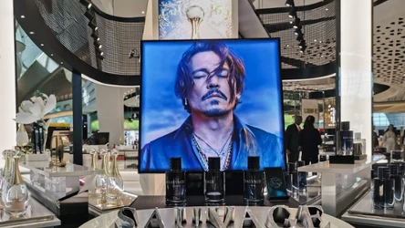 To jeden z najlepiej sprzedających się zapachów ostatniej dekady. Swoją twarzą sygnuje go Johnny Depp