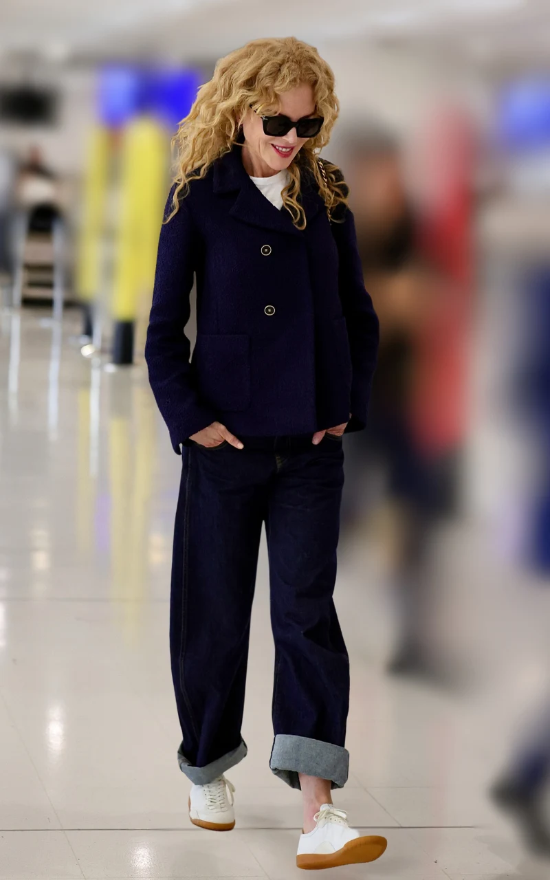 Nicole Kidman na lotnisku w długich, kręconych włosach