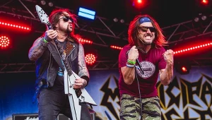 Ryan Waste i Tony Foresta (Municipal Waste) w akcji