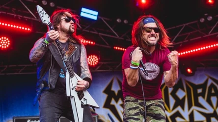 Ryan Waste i Tony Foresta (Municipal Waste) w akcji