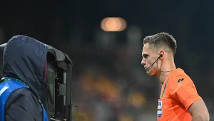 Skandaliczna kolejka w Ekstraklasie. Ale sędziowie też są pchani w absurd