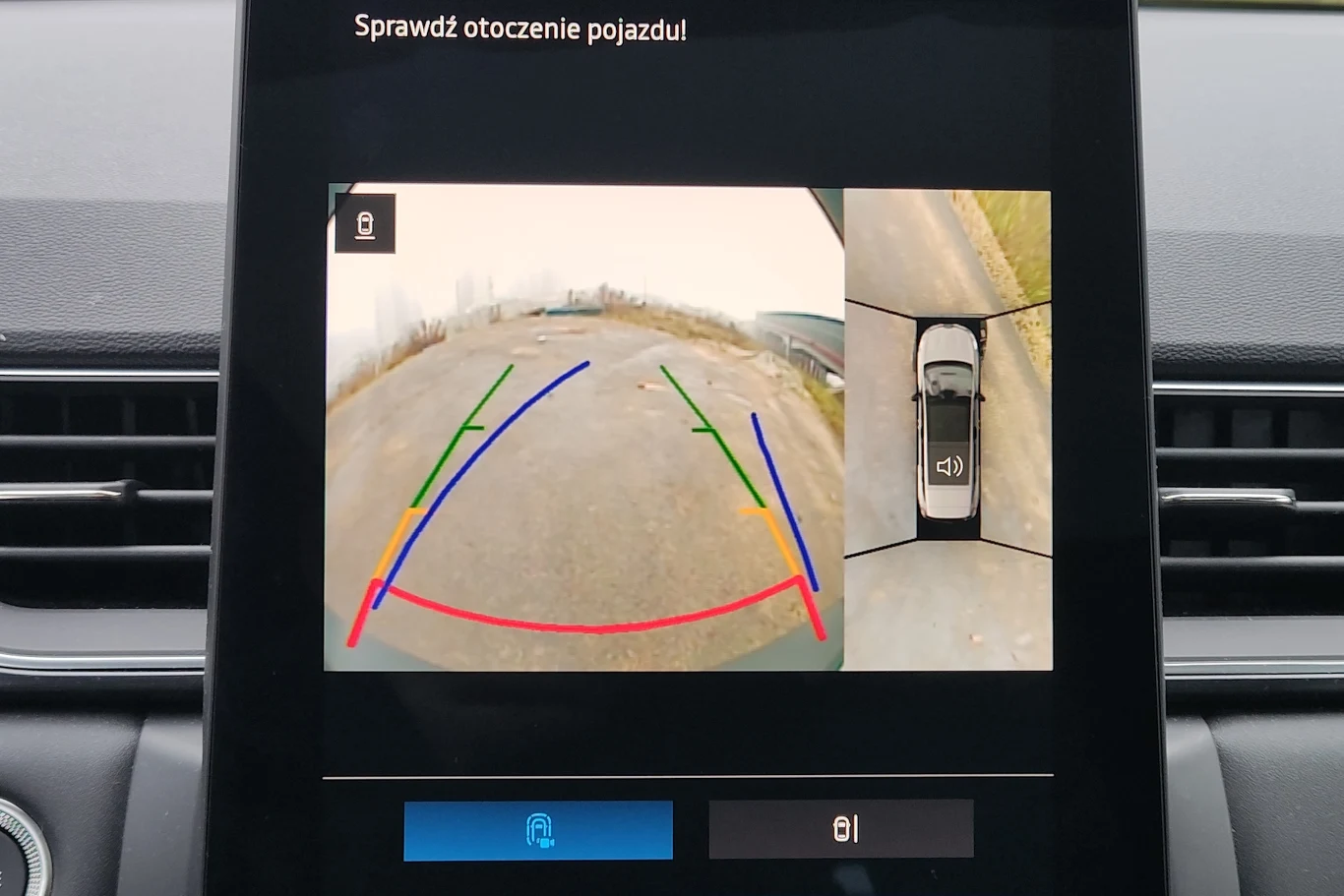 Obraz z kamer 360, a także z kamery cofania jest fatalnej jakości Wyświetlacz samochodowego systemu cofania pokazuje obraz z kamery tylnej oraz widok z góry pojazdu z pomocniczymi liniami ułatwiającymi parkowanie.