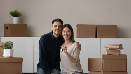 Brak wkładu własnego nie musi być końcem marzeń o własnym mieszkaniu. Warto sprawdzić, jakie dopłaty przygotował rząd. 