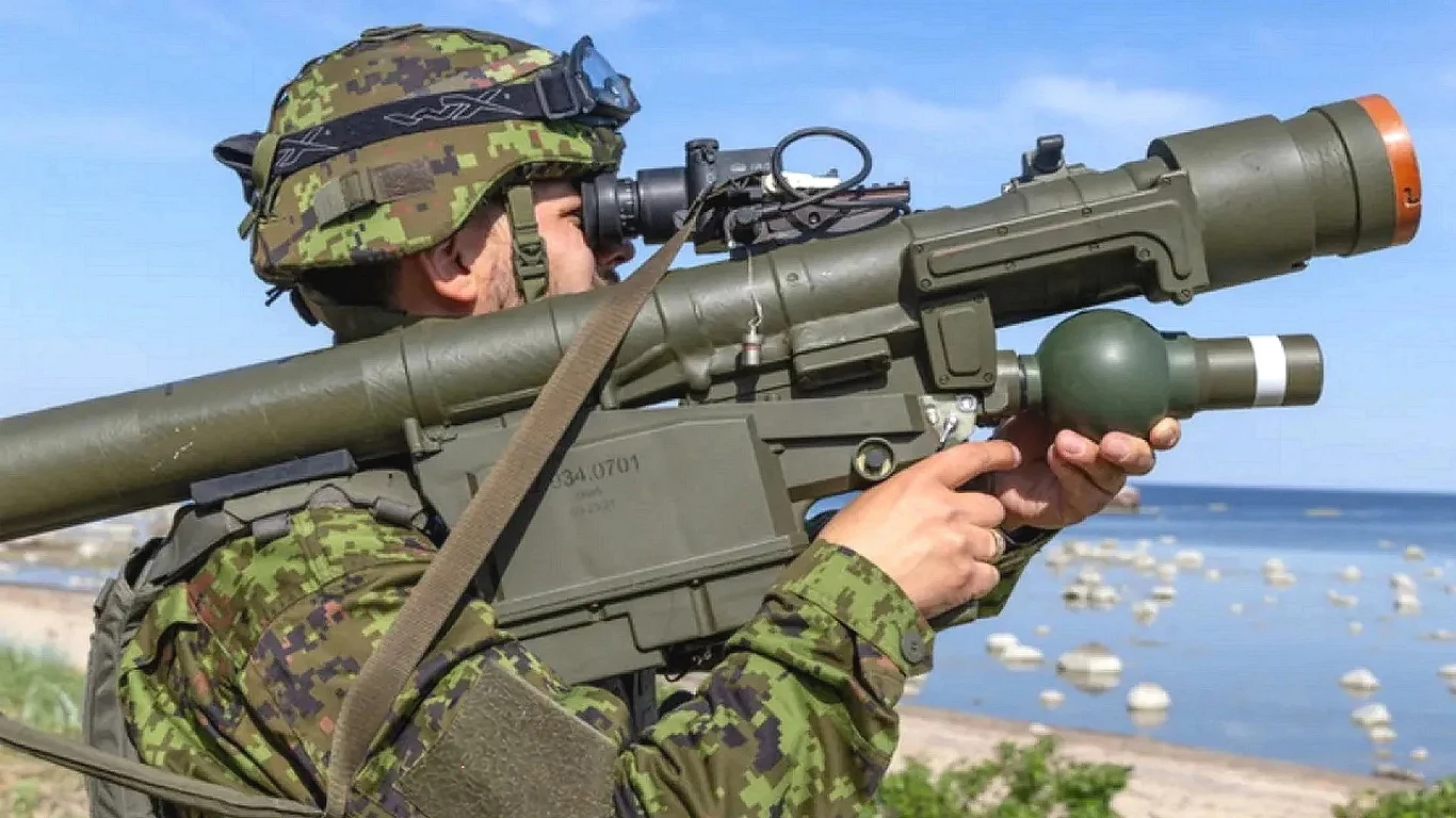Francja i Niemcy chcą polskich zestawów Piorun dla Ukrainy Żołnierz w mundurze maskującym trzyma wyrzutnię rakietową na tle plaży i morza przy ładnej pogodzie.