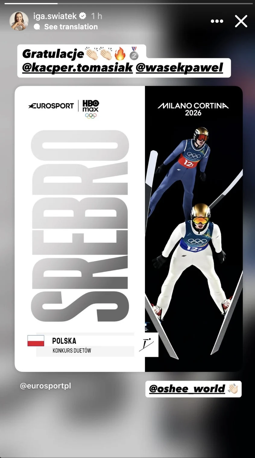 Iga Świątek pogratulowała medalu Kacprowi Tomasiakowi i Pawłowi Wąskowi Dwóch skoczków narciarskich w trakcie lotu na nartach na czarnym tle, po lewej stronie znajduje się duży napis SREBRO, polska flaga oraz nazwisko reprezentacji, a także logo Eurosportu i HBO Max, na górze logo Milano Cortina 2026.