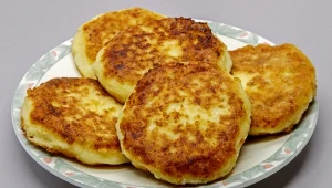 Zostały ci ziemniaki z obiadu? Zamiast je wyrzucać, zrób te placki