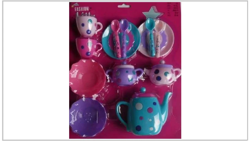 Kolorowy zabawkowy zestaw do herbaty składający się z czajnika, filiżanek, talerzyków, cukierniczek oraz łyżeczek, wszystko ozdobione wesołymi kropkami na tle różowego opakowania.