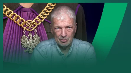 Mężczyzna ze srebrnymi włosami w jasnej koszuli na tle fragmentu sędziowskiego stroju z fioletowym żabotem, złotym łańcuchem i godłem Polski.