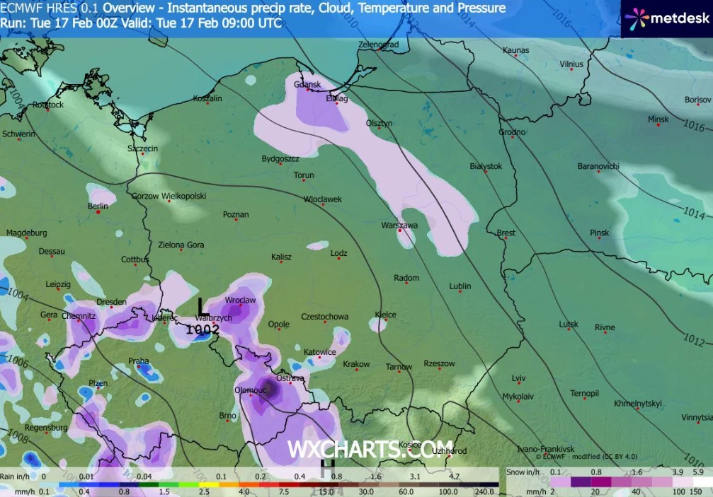 Mapa pogodowa Polski i części ościennych państw z zaznaczonymi strefami opadów oraz prognozowaną temperaturą i ciśnieniem, kolorowe oznaczenia przedstawiają intensywność opadów w różnych regionach.