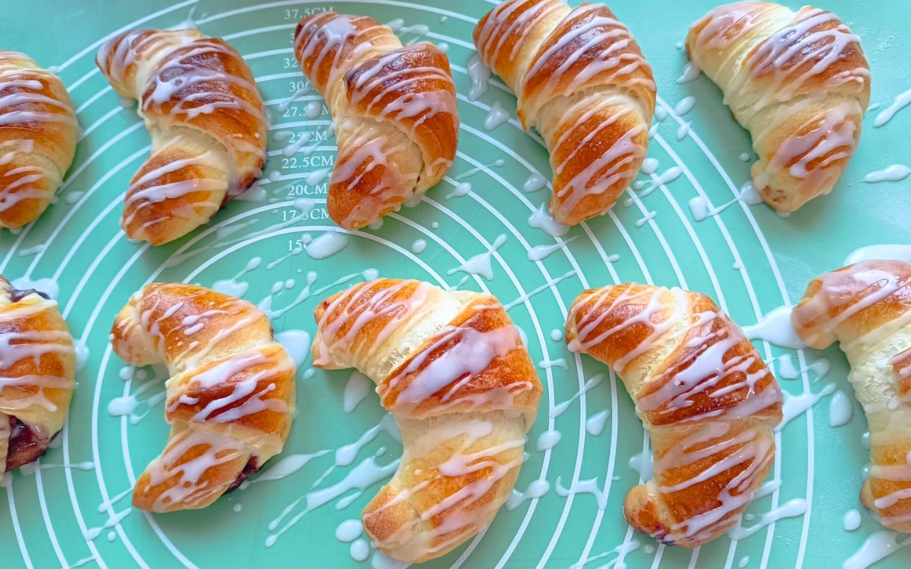 Rogaliki drożdżowe możesz polukrować, lub polać polewą. Smakują same, albo z nadzieniem - dżem lub czekolada będą w sam raz