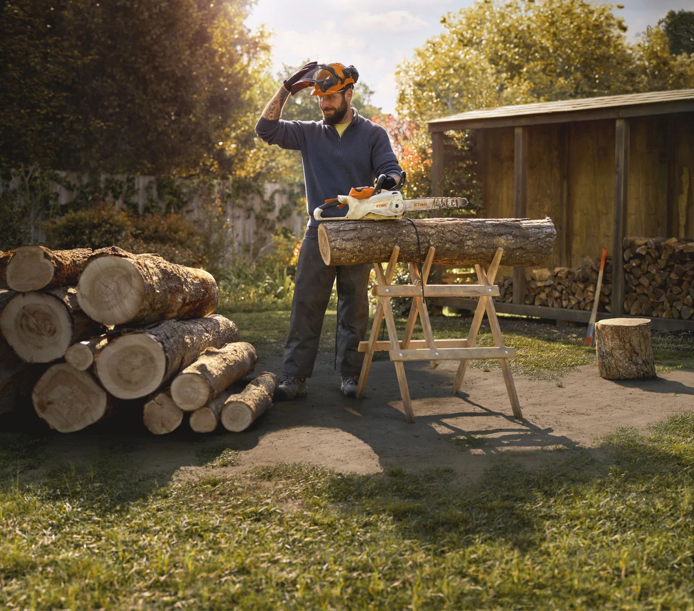 STIHL MSA 80 to akumulatorowa pilarka, która będzie niezastąpionapodczas przygotowania drewna opałowego. Źródło: STIHL