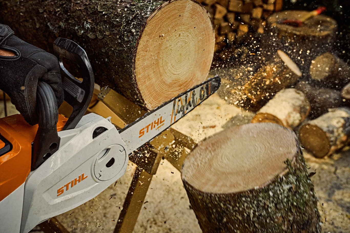 Pilarka akumulatorowa STIHL MSA 80 sprawdzi się u osób, które chcą mieć urządzenie zawsze gotowe do pracy. Źródło: STIHL