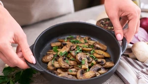 Najlepszy tłuszcz do smażenia pieczarek. Są sprężyste i nie puszczają wody 