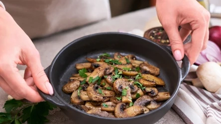 Masło klarowane dobrze sprawdza się do smażenia pieczarek 