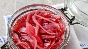 Marynowanie czerwonej cebuli to doskonały sposób na uzyskanie smacznego, kolorowego dodatku do kanapek.