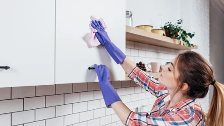 Z domowymi sposobami skutecznie domyjesz szafki kuchenne z tłuszczu. 