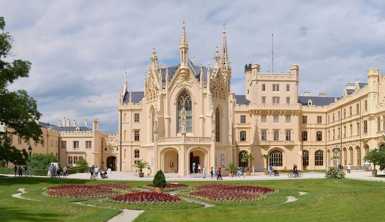 Pałac w Lednicach to jedna z najczęściej odwiedzanych czeskich atrakcji Pałac w Lednicach to jedna z najczęściej odwiedzanych czeskich atrakcji