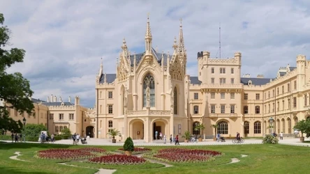 Pałac w Lednicach to jedna z najczęściej odwiedzanych czeskich atrakcji