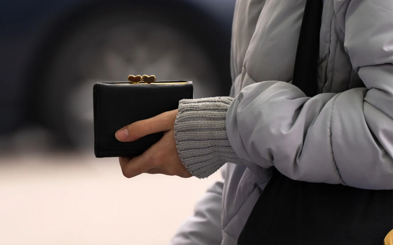 Kobieta z portfelem w dłoni