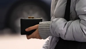 Kobieta z portfelem w dłoni