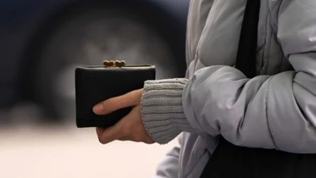 Kobieta z portfelem w dłoni