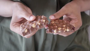 Na dobry nastrój i sen, dla serca i stabilnego cukru. Czekoladę z orzechami jedz zwłaszcza zimą