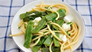 Groszek cukrowy świetnie smakuje jako dodatek do makaronu