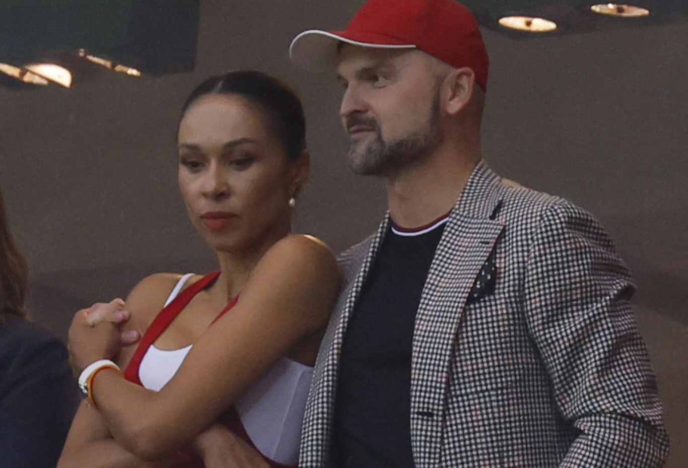 Omenaa Mensah i Rafał Brzoska na meczu reprezentacji Polski. Teraz milioner jeszcze mocniej zaangażuje się w sport Dwie osoby stoją obok siebie, kobieta w sportowym stroju i mężczyzna w marynarce w kratę oraz czerwonej czapce, oboje spoglądają w jednym kierunku z poważnym wyrazem twarzy.