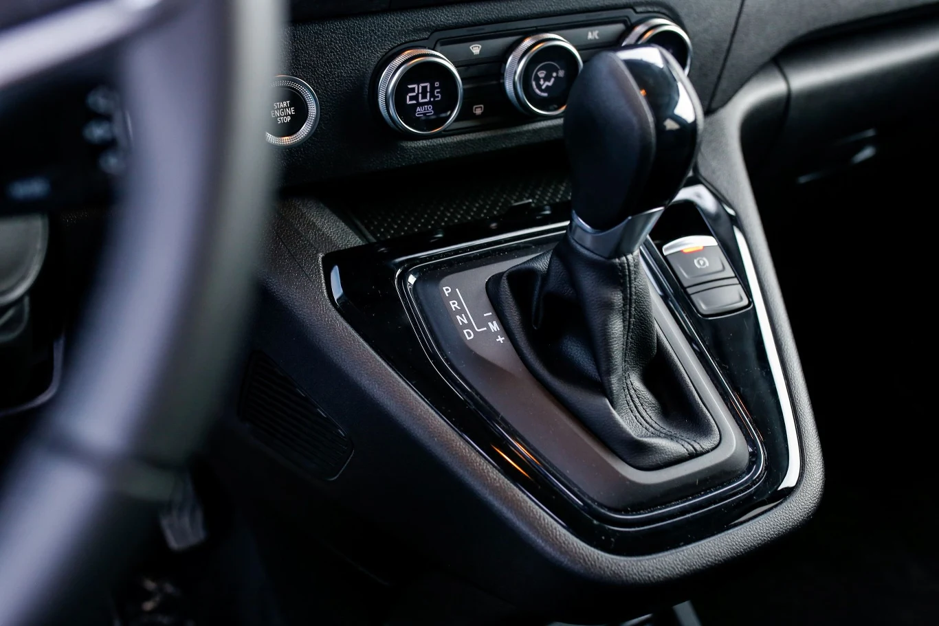 Korzystając z dźwigni automatycznej skrzyni biegów można mieć problem z wyczuciem tych nie skrajnych pozycji. Dźwignia automatycznej skrzyni biegów w nowoczesnym samochodzie, widoczne również przyciski i wskaźniki klimatyzacji na konsoli centralnej.