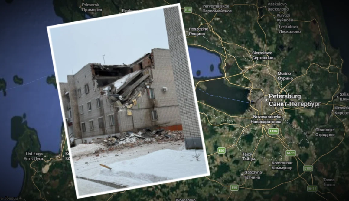 Zawalił się budynek rosyjskiej żandarmerii wojskowej w Siertołowie Zniszczony budynek z zawaloną częścią dachu i ściany, wokół leży gruz oraz śnieg. W tle widoczna mapa okolic Petersburga z oznaczeniami geograficznymi.