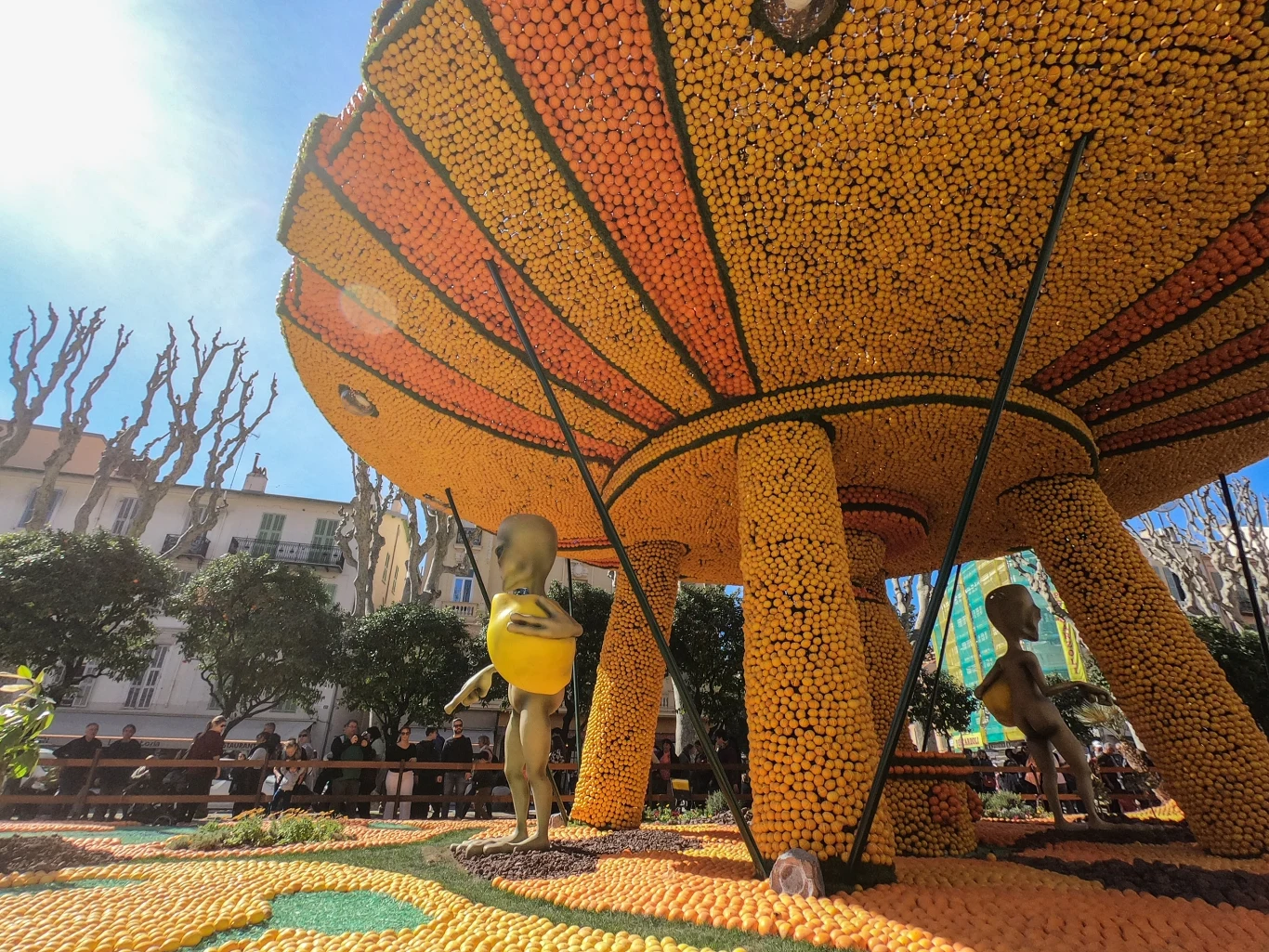 Atrakcją Festiwalu Cytryn w Mentonie są olbrzymie rzeźby, wykonane z cytryn i pomarańczy. 