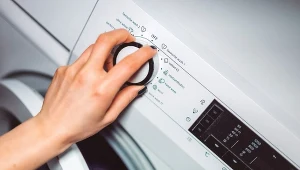 To jedno ustawienie w pralce mocno niszczy ubrania. Nie zapomnij go zmienić