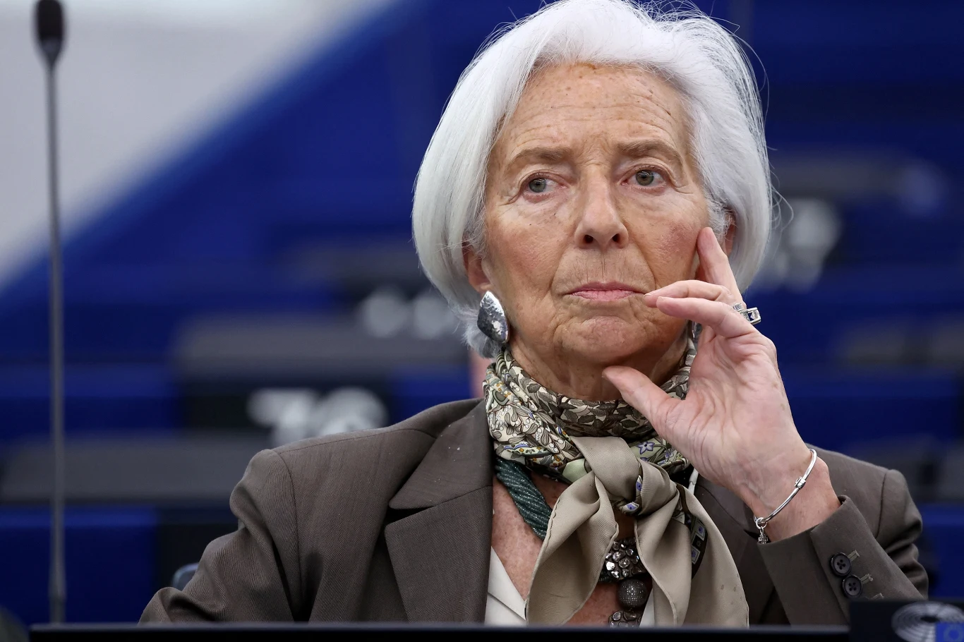 Według doniesień "Financial Times", Christine Lagarde odejdzie z EBC przed końcem kadencji Starsza kobieta o siwych włosach w eleganckim ubraniu, siedzi zamyślona w pomieszczeniu przypominającym salę konferencyjną lub parlamentarną, opierając rękę na policzku.