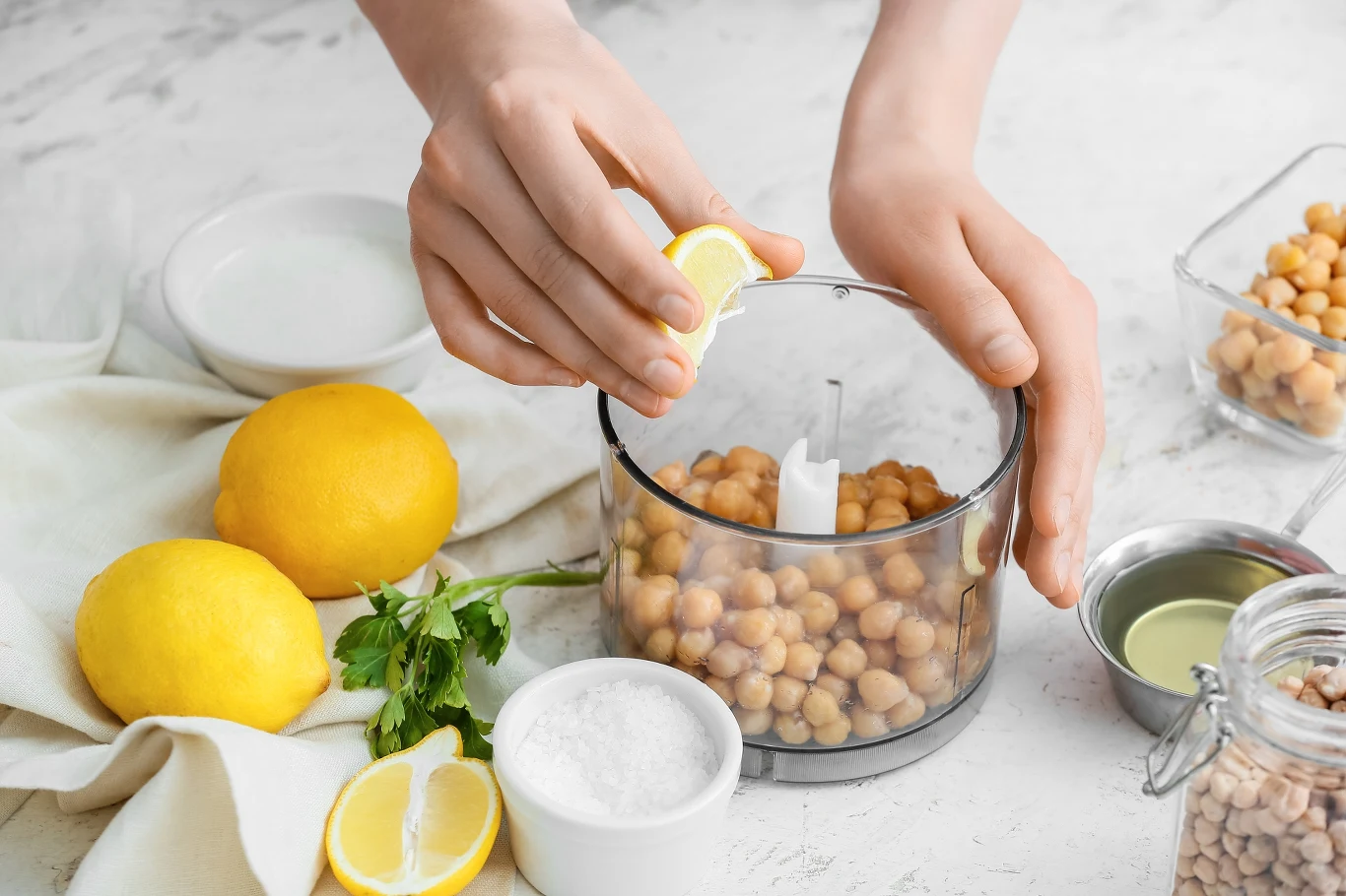 Wrzuć do blendera ciecierzycę oraz suszone pomidory. Całość wystarczy zblendować, by otrzymać smaczną i sycącą pastę do kanapek