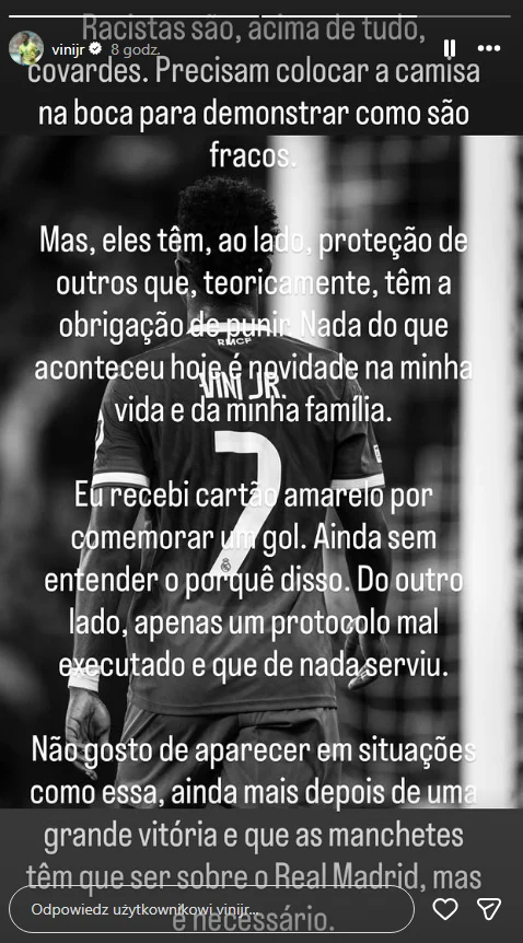 Czarno-biała fotografia zawodnika w piłkarskim stroju, nałożony tekst opisujący sytuację związaną z rasizmem oraz osobistą refleksję piłkarza, wyrażającą frustrację i rozczarowanie systemem reakcji na incydenty rasistowskie.