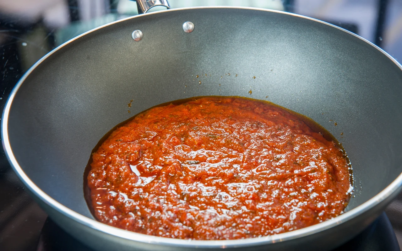 Gotowe condimento, w nieco większej ilości niż w podanym przepisie, wygląda mniej więcej tak. Jeżeli masz tak dużą patelnię, po prostu dorzuć do niego kopytka i lekko wymieszaj.