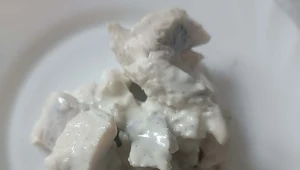 Śledzie i czosnek na postne dni. Prosty i błyskawiczny przepis na sałatkę