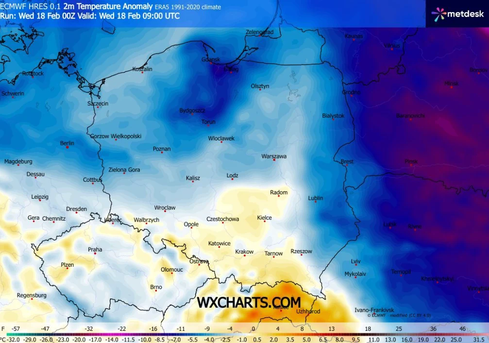 Kolorowa mapa anomalii temperatury w Polsce z wyraźnym podziałem na regiony cieplejsze na południu i chłodniejsze na północy oraz wschodzie, z naniesionymi nazwami większych miast.