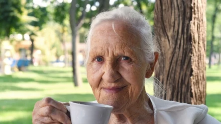 Seniorze, sok z żurawiny może ci pomóc przy nawracających infekcjach dróg moczowych i problemach z pęcherzem