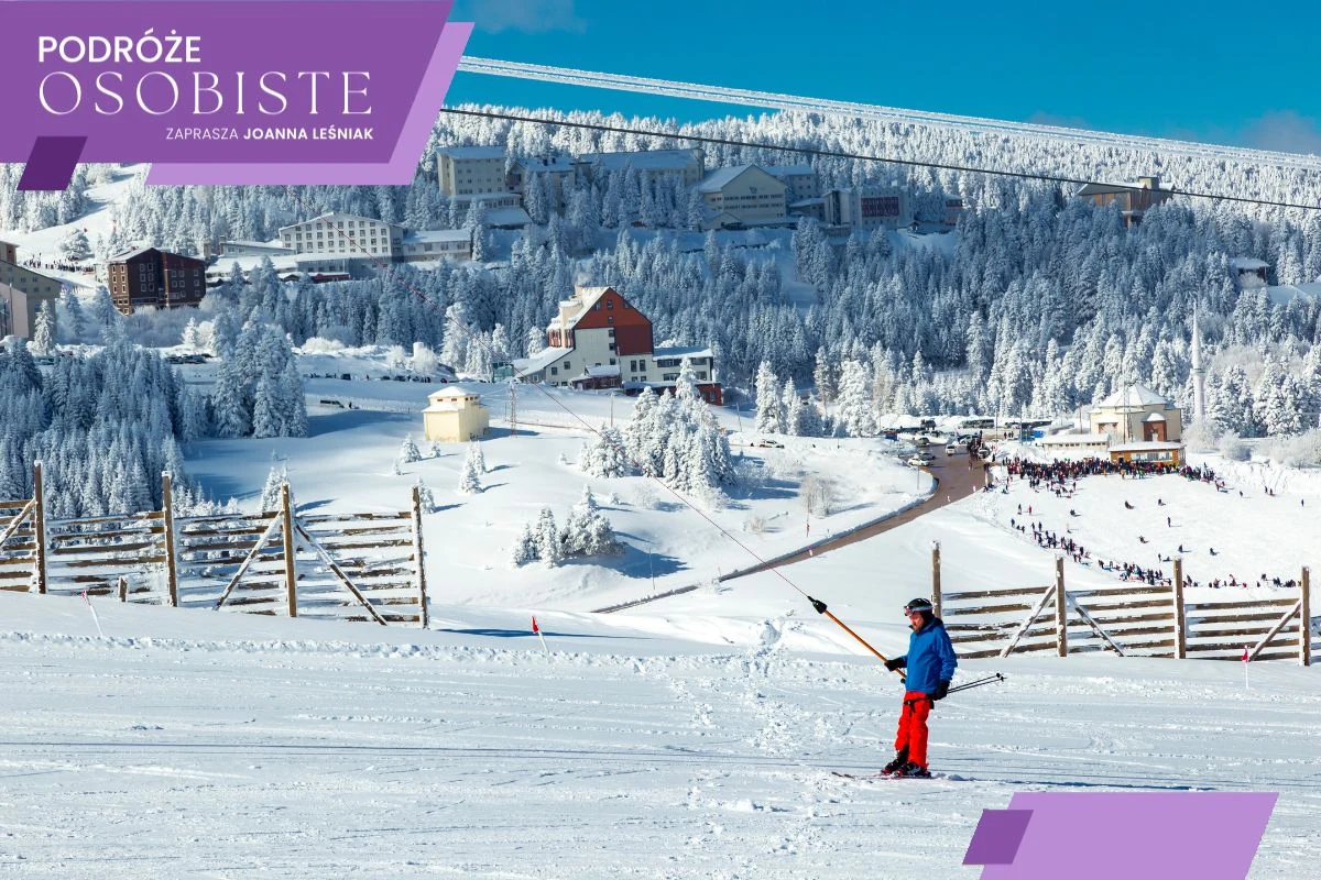 Turcja nie kojarzy się z zimowymi atrakcjami? Ma do zaoferowania więcej, niż mogłoby się wydawać Narciarz w czerwonych spodniach na stoku, w tle ośnieżone budynki oraz lasy górskie pod błękitnym niebem, widoczna infrastruktura narciarska i zjazdowa.