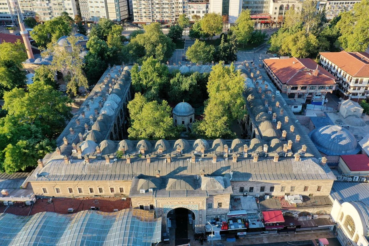 Kozahan to miejsce warte odwiedzenia, nawet jeśli nie planujemy zakupów Wielki, zabytkowy budynek o kształcie prostokąta z wewnętrznym dziedzińcem, pełnym zieleni oraz kopułą znajdującą się pośrodku. Otoczenie stanowią drzewa oraz nowoczesna zabudowa miejska.