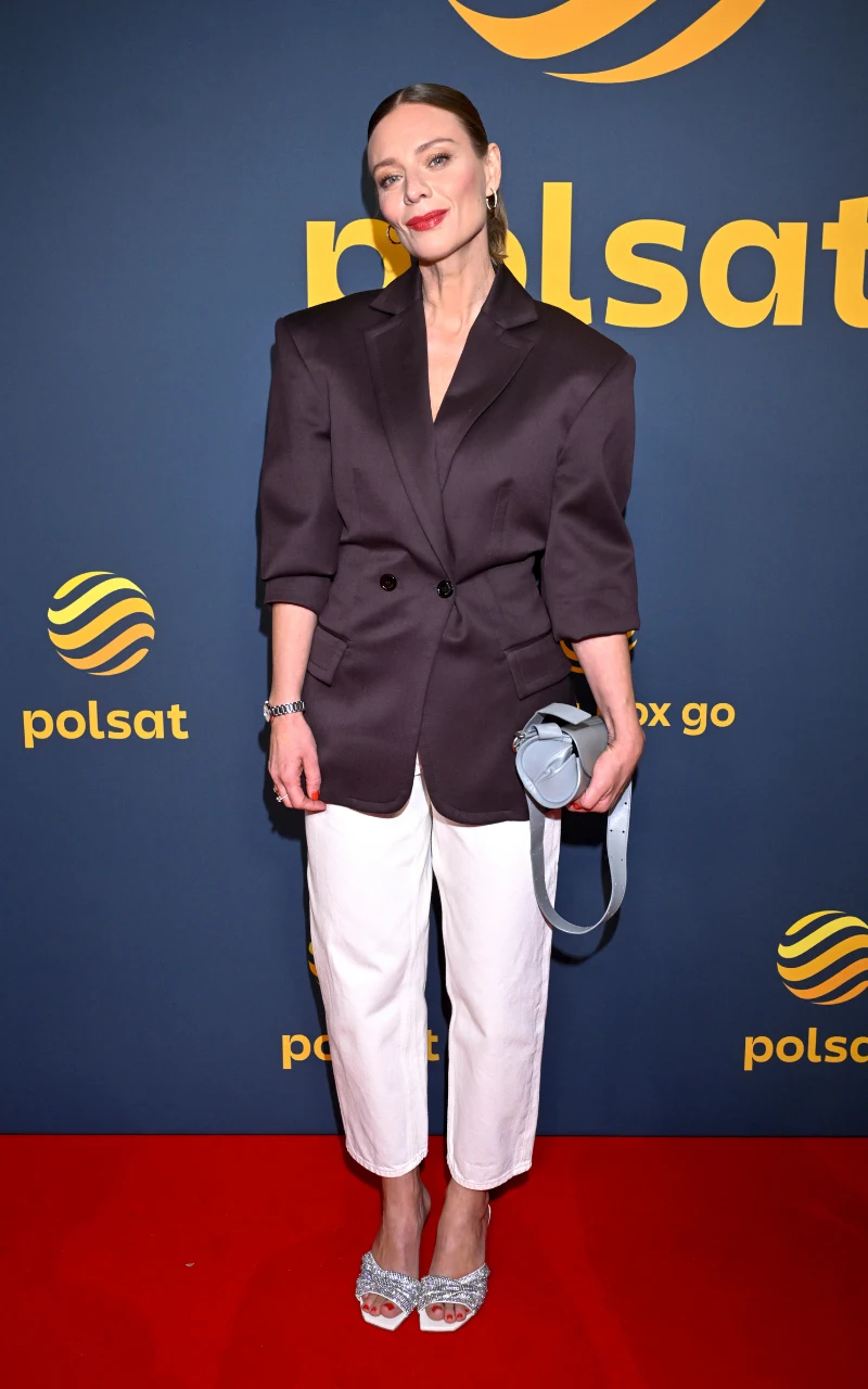 Magdalena Boczarska w czekoladowej marynarce i spodniach - cygaretkach w kolorze cloud dancer