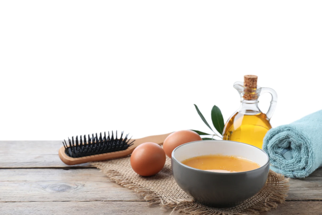 Jajka i oliwa z oliwek to niezawodny duet, który wyraźnie poprawia kondycję włosów, bez potrzeby sięgania po drogie kosmetyki Jajka i oliwa z oliwek to niezawodny duet, który wyraźnie poprawia kondycję włosów, bez potrzeby sięgania po drogie kosmetyki